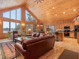 Large Log Home on Lake with Hot Tub - 9