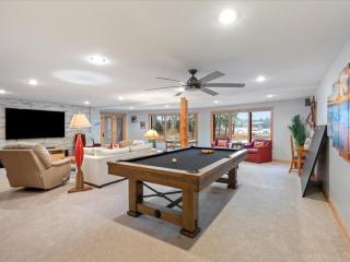 Large Log Home on Lake with Hot Tub - 7