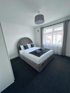 Charming 6-Bedroom House - Near City Centre - 3