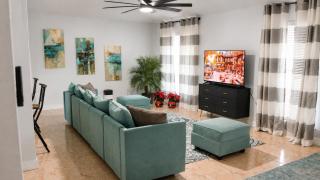 Maple House Backyard retreat W Hot Tub Near IAH - Humble - 2