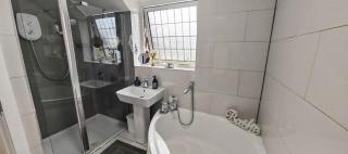 Tangle Tree Lodge - Luxury, Parking, Spacious 5 bedroom, 7 beds, sleeps 12 - 2