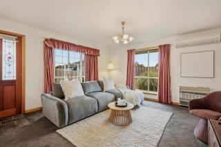 Modern 3 Bedroom Family Retreat Free Parking Near Launceston CBD - 9