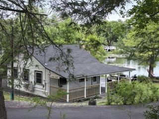 Lakefront Haven Modern Cottage - 9