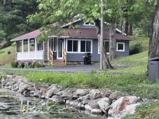Lakefront Couples Retreat in the Poconos - 9