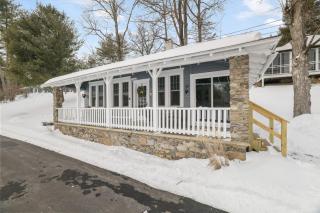 Lakefront Couples Retreat in the Poconos - 1