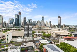 Sunny, Central & Modern Apt with Breathtaking Views! - 9