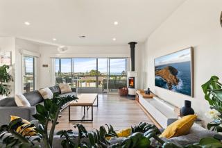Cozy Beach House - Ocean Views - 0