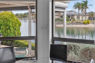 22 Lakeside Cct - Spacious Lakefront Home - Encounter Bay - 3