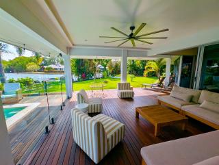Lagoon Front Luxury Home - Trinity Beach - 0