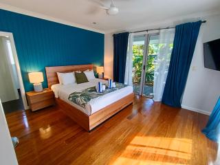 Lagoon Front Luxury Home - Trinity Beach - 6