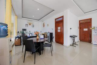 RedDoorz Premium near Stasiun Lenteng Agung - 4