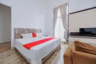 RedDoorz Premium near Stasiun Lenteng Agung - 0