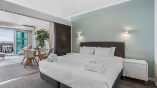 QV Stays Elegant Modern Apartment with Water Views - 7