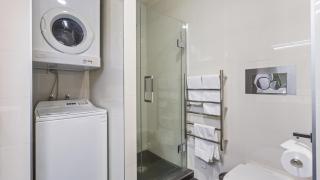 QV Stays Elegant Modern Apartment with Water Views - 1