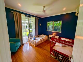Lagoon Front Luxury Home - Trinity Beach - 3