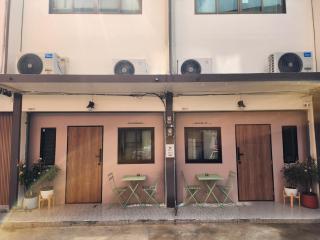 Short Walk to BTS & Sathorn Pier, Free Netflix and Wifi, Eva & Biscuit's - 1