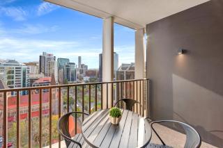 Elevated CBD Living 2BR with Skyline Views - 7