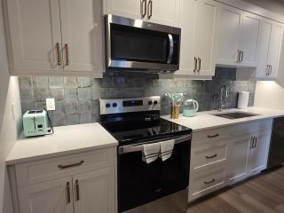 Private Luxury Retreat - King Bed - Full Kitchen - 8
