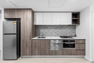 Elegant City Retreat Arthouse 1BR Apartment - 7