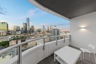 Dreamy 2BR Escape Framed by City and Art - 7