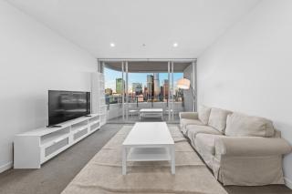Dreamy 2BR Escape Framed by City and Art - 6