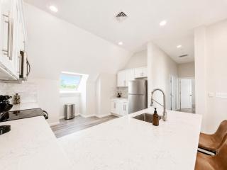 King & Queen 2BR Near Yale & Wooster Square - 8