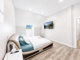 King & Queen 2BR Near Yale & Wooster Square - 7