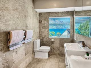 Lakefront Location Walk to Town Family Stay - 8