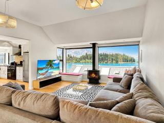 Lakefront Location Walk to Town Family Stay - 5