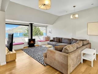 Lakefront Location Walk to Town Family Stay - 1