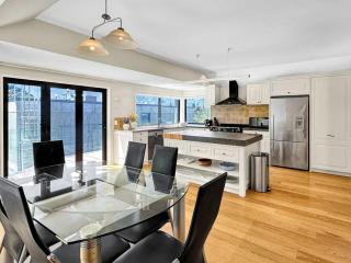 Lakefront Location Walk to Town Family Stay - 2