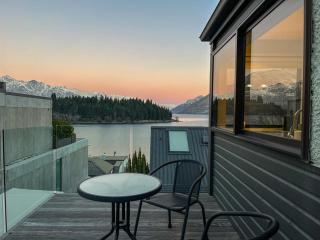 Lakefront Location Walk to Town Family Stay - 4