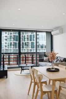 Modern 2BR Docklands Escape - Pool - Gym - Parking - 9