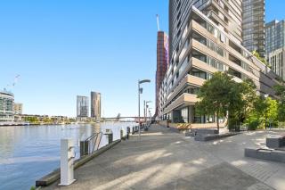 Modern 2BR Docklands Escape - Pool - Gym - Parking - 6