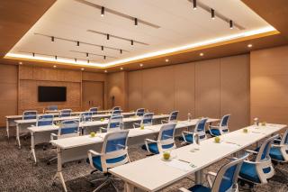 Holiday Inn & Suites - Dubai Science Park by IHG - 9
