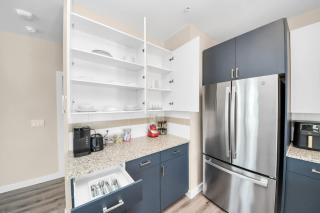 Luxurious 2BR King Beds Apartment in Montgomery with Pool Gym & Game Room - 3