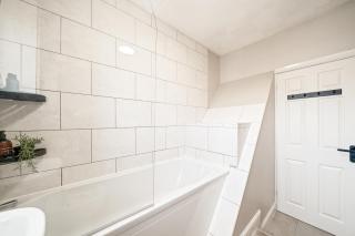 2 Bedroom House in Chamberlain St, St Helens - Hosted by Eason Stays with Parking & Courtyard - 1