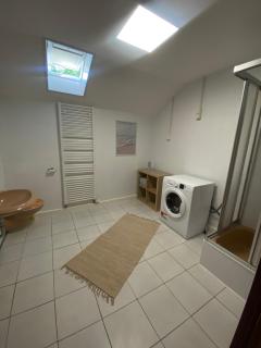 Grosse Wohnung Dachgeschoss mit 3 Schlafzimmern, 5 Einzelbetten,Balkon - 1