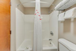 Red Roof Inn & Suites Newport - Middletown, RI - 7