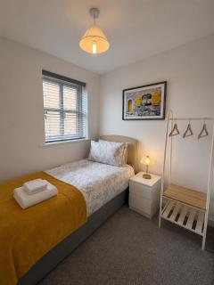 Lovely 3 Bedroom house with parking - 6