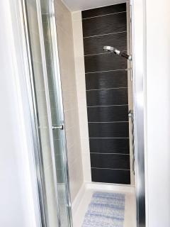 Lovely 3 Bedroom house with parking - 5