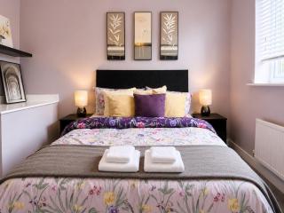 Lovely 3 Bedroom house with parking - 3