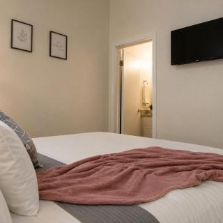 #1 Downtown King Free Parking- Walk to Gainbridge, Lucas Oil, Conv Cntr - 1