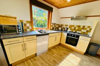Lazy Bear Lodge with Hot Tub - Finlake Resort and Spa in Devon - 5