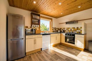 Lazy Bear Lodge with Hot Tub - Finlake Resort and Spa in Devon - 7