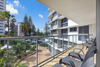 Drift n Dream Apartment with Free Parking Pool Gym - 9