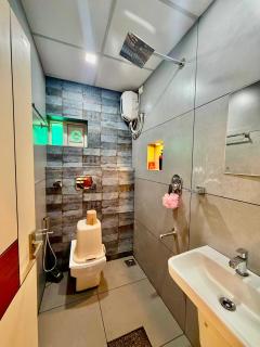 Casa Mira Homes AC Family premium Rooms with Lift access - Cochin - 9
