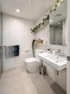 Modern Melbourne Central 2 Bedroom Apartment - 7