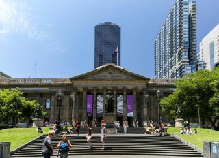 Modern Melbourne Central 2 Bedroom Apartment - 2