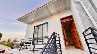 Minimalist Stay and Meru Views - 5
